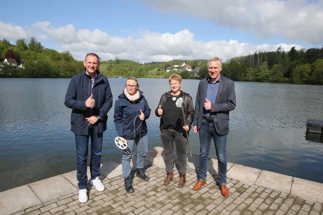 Harald Kawczyk (Betriebsleiter Stadtwerke Gummersbach), Angela Weber (Sachgebietsleiterin Trinkwasser und Umwelthygiene beim Oberbergischen Kreis), Dr. Birgit Will (stellv. Amtsleiterin Gesundheitsamt des Oberbergischen Kreises) und Dr. Uwe Moshage (Vorstand Aggerverband) bei der Probenentnahme am Strandbad Bruch. (Foto: OBK)