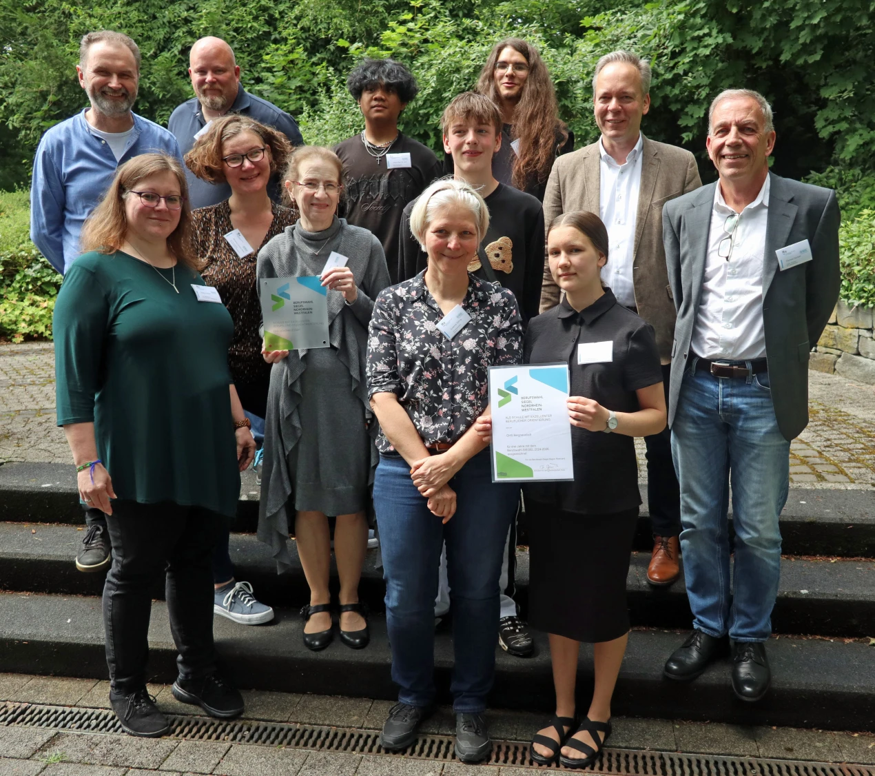 Die Hauptschule Bergneustadt erhält das Berufswahl-SIEGEL erstmalig:
(v.l. vorne) Nadine Müller, Vorsitzende Schulpflegschaft; Melanie Lorenz-Rath, stellv. Schulleiterin; Carmen Bloch, Schulleiterin; Susanne Röhrig, Lehrerin; Rita Weber, Schülerin Klasse 9; 
(hinten, v.l.) Achim Sommerhoff, StuBo (Lehrer für Studien- und Berufsorientierung); Karsten Harms, Fa. Bühler GmbH und Jurysprecher; Vleine Red de Leon, Marvin Schmitz, Niclas Tarrach (alle Schüler Klasse 9); Kreisdirektor Klaus Grootens und Schulamtsdirektor Thomas Gunkel. (Foto: OBK)