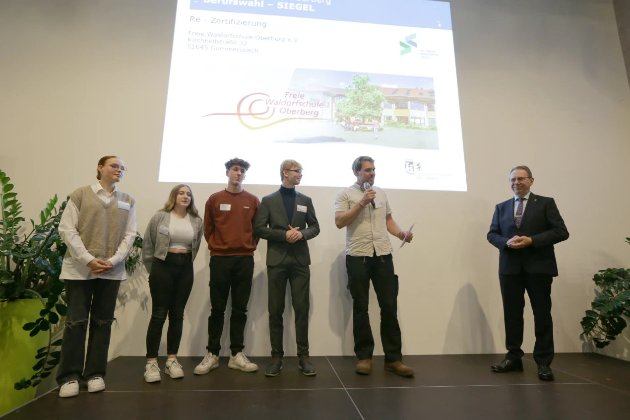 Die Vertretenden der Freien Waldorfschule Oberberg e.V. bedankten sich bei Landrat Jochen Hagt für die Re - Zertifizierung. (Foto: OBK)
