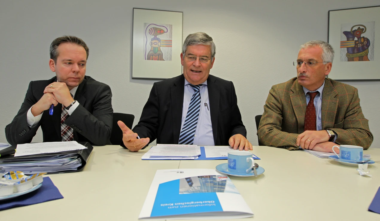 Legen die besonderen Belastungen für 2013/2014 dar (v.l.n.r.): Kreiskämmerer Klaus Grootens, Landrat Hagen Jobi und der Bürgermeister der Gemeinde Marienheide, Uwe Töpfer, Sprecher der Bürgermeister (Foto:OBK) 