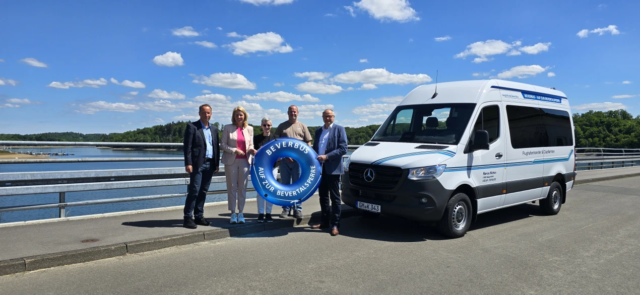 Werben für den Beverbus, die neue OVAG-Linie 330 (v.l.n.r.): Frank Herhaus, Dezernent für Planung, Regionalentwicklung und Umwelt des Oberbergischen Kreises; Anne Loth, Bürgermeisterin der Hansestadt Wipperfürth; Corinna Güllner, Geschäftsführerin der OVAG; Marcus Kürten, Busunternehmer und Fahrer und Dietmar Persian, Bürgermeister der Schloss-Stadt Hückeswagen. (Foto: OVAG)