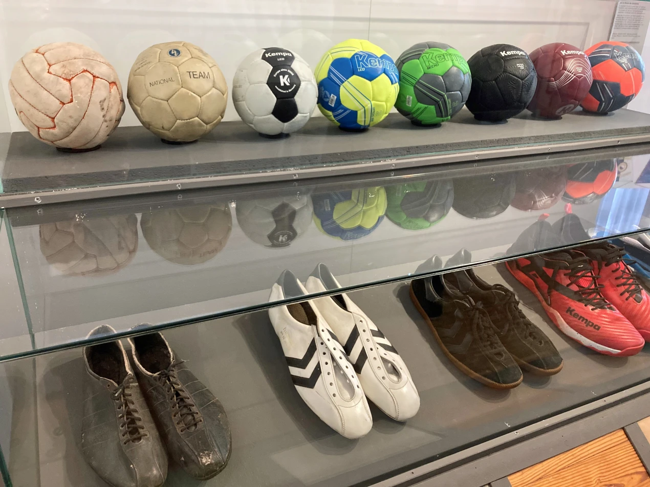 Wie Handbälle und Handballschuhe über die Jahrzehnte weiterentwickelt und verbessert wurden, zeigt die Sonderausstellung auf Schloss Homburg. (Foto: OBK)