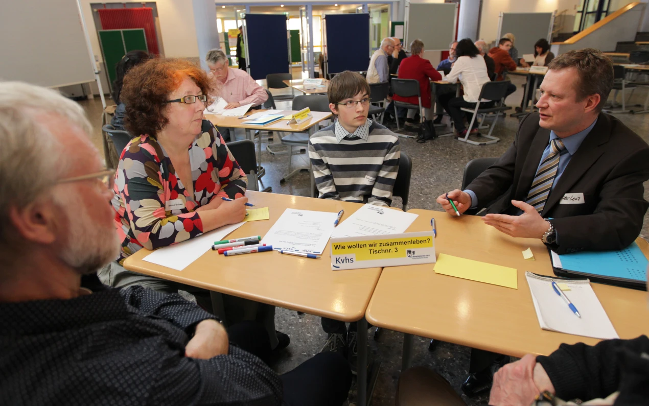 Ein großes Altersspektrum an interessierten Bürgern fand sich beim Bürgerdialog ein. (Foto: OBK)