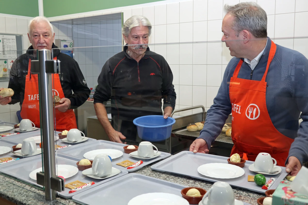 Landrat Klaus Grootens (r.) unterstützte bei den Vorbereitungen der Frühstücksausgabe der Tafeln Oberberg, gemeinsam mit den Ehrenamtlichen Detlef Köhler (l.) und Achim Toma (M.). (Foto: OBK) 