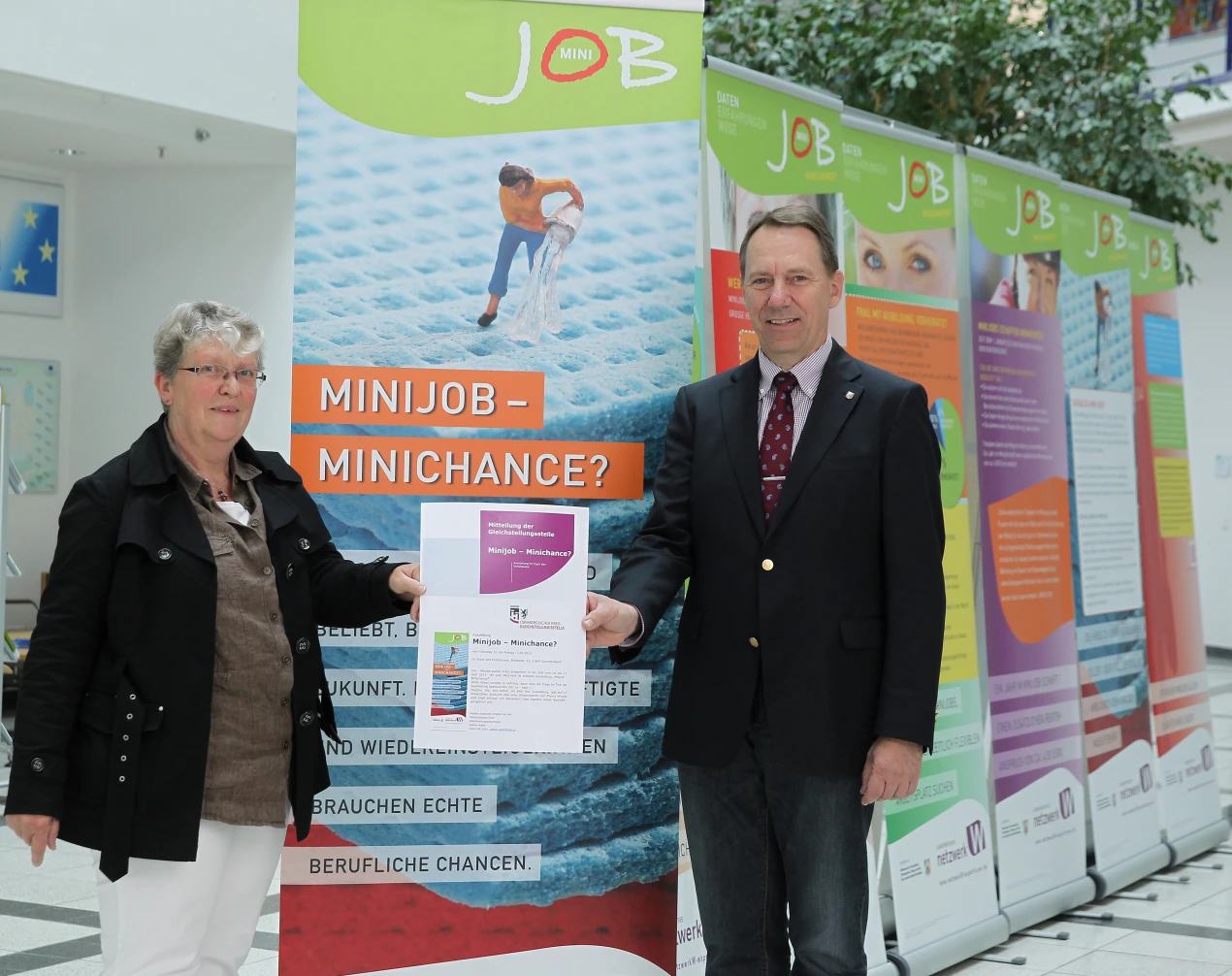 Sabine Steller (Gleichstellungsbeauftragte beim Oberbergischen Kreis) und Kreisdirektor Jochen Hagt werben für die Ausstellung im Foyer des Kreishauses. (Foto: OBK)