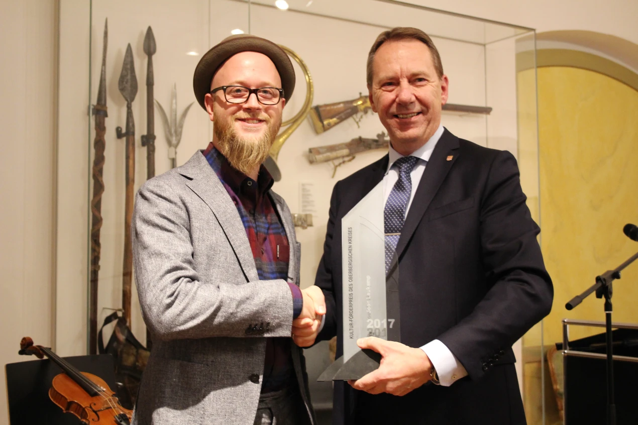 Landrat Jochen Hagt (r.) hat den Engelskirchener Jazz-Musiker Joon Laukamp im Jahre 2017 mit dem Kulturförderpreis ausgezeichnet. (Foto: OBK)