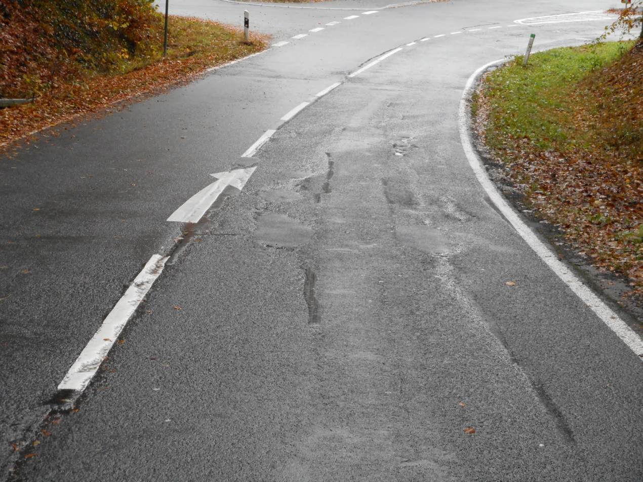 Die beschädigte alte Asphaltdecke wird erneuert.(Foto: OBK)