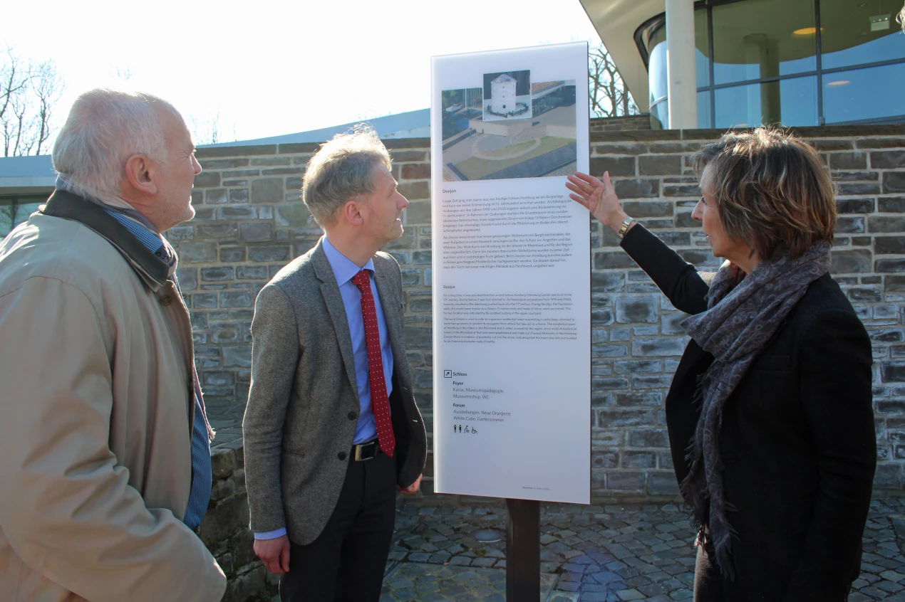 "Schloss Homburg ist älter als lange angenommen wurde", Museumsdirektorin Dr. Gudrun Sievers-Flägel erläutert die Schlossgeschichte anhand der Stele, die über einen ersten Wohnturm an dieser Stelle aus dem Jahre 1070 informiert. (Foto: OBK)