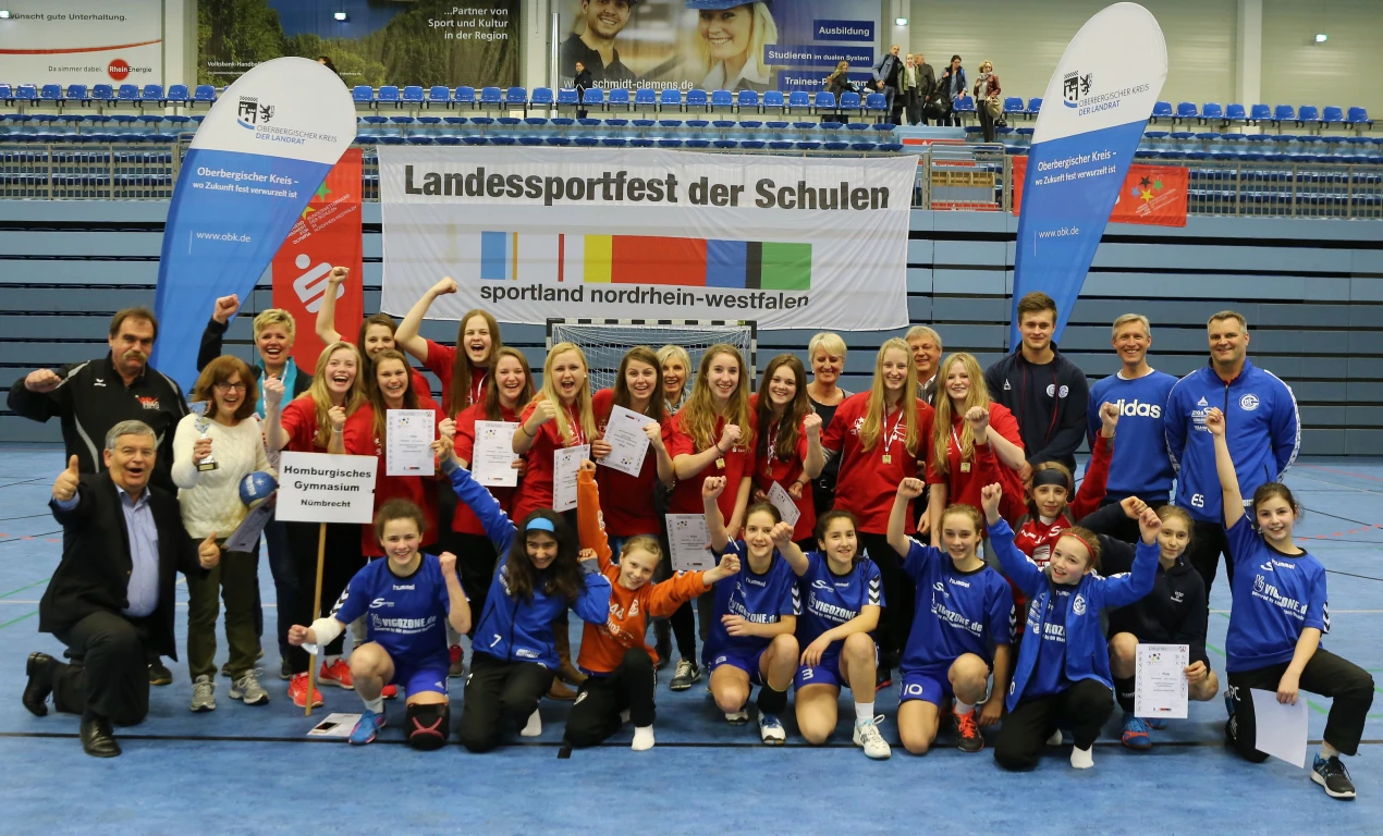 Das Gymnasium Nümbrecht jubelt über das Ticket zum Bundesfinale in Berlin, das Gymnasium Gummersbach über die Teilnahme an der NRW-Landesmeisterschaft - und Landrat Hagen Jobi (l.) freut sich mit. (Foto: OBK)