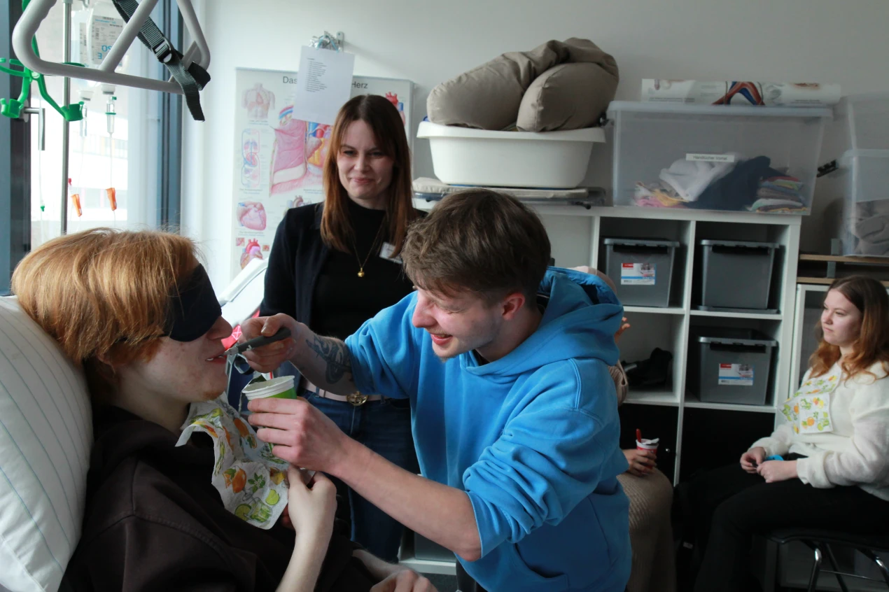 Blindverkostung: Die Teilnehmenden probierten, wie es ist sich gegenseitig Essen anzureichen. (Foto: OBK)