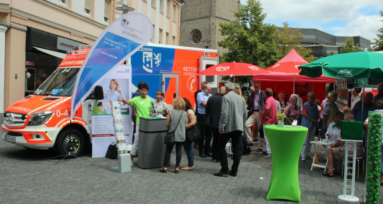 Herzenssache Schlaganfall: Das Angebot von Gesundheitschecks und Information zu Prävention und Verhalten im Notfall wurde von den Besucherinnen und Besuchern auf dem Gummersbacher Lindenplatz sehr gut angenommen. (Foto: OBK)