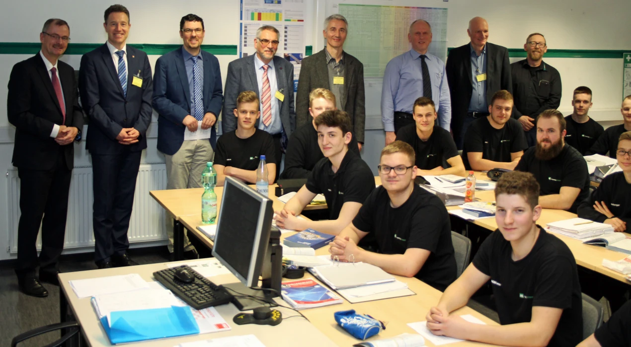 Gemeinsam erfolgreich tätig zur Fachkräftesicherung(v.l.n.r.): Dr. Thomas Neumer, Geschäftsführer Montaplast GmbH; Ralf Schmallenbach, Sozial-und Jugenddezernent des Oberbergischen Kreises; Jörg Bukowski, Bürgermeister der Gemeinde Morsbach; Jürgen Greis, Leiter der Gemeinschaftsschule Morsbach; Klaus Bleiweiß, stellvertr. Leiter des Berufskollegs Dieringhausen; Frank Wagener, Leiter Werkzeugbau Montaplast; Michael Dietershagen, Gemeinschaftsschule Morsbach; Markus Effenberg, Ausbildungsleiter Montaplast und Auszubildende des 1. Jahrgangs mit Berufsschuluntericht in Morsbach. (Foto: OBK)
