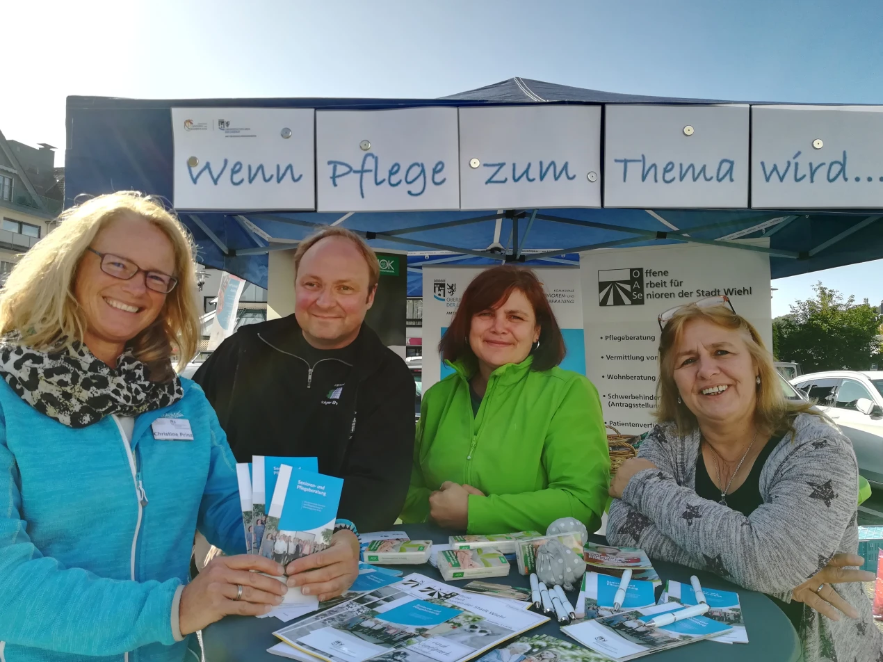 Christine Prinz (Senioren- und Plfegeberatung Oberbergischer Kreis), Holger Ehrhardt (Wiehler TaschengeldBÖRSE), Christiane Zabelberg (AOK Rhein-land/Hamburg)und Elke Bergmann (OASe Wiehl)hatten viel Zulauf an dem Infostand auf dem Wochenmarkt. (Foto: OBK)