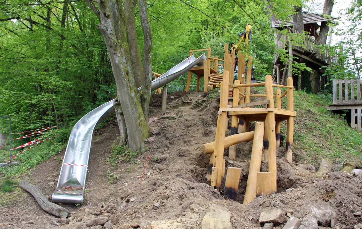 Der naturnahe Spielplatz bietet zukünftig auch Bewegungs- und Aufenthaltsbereiche für die älteren Dorfbewohner. (Foto: OBK)