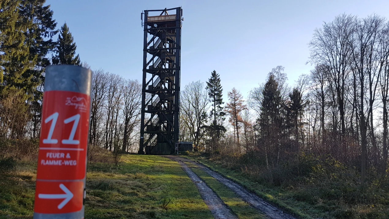 Der Feuer- und Flammeweg führt am Aussichtsturm "Auf dem Knollen" vorbei. (Foto: Naturpark Bergisches Land)