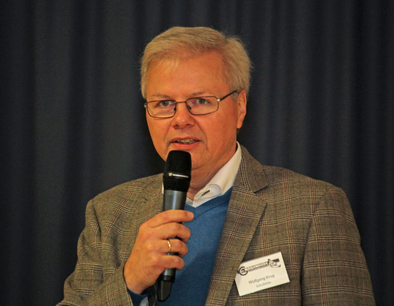Wolfgang Krug, Schulleiter der Gesamtschule Marienheide, forderte die Teilnehmenden des Fachtags dazu auf, hinter die "Medienfassade" zu schauen (Foto: OBK).