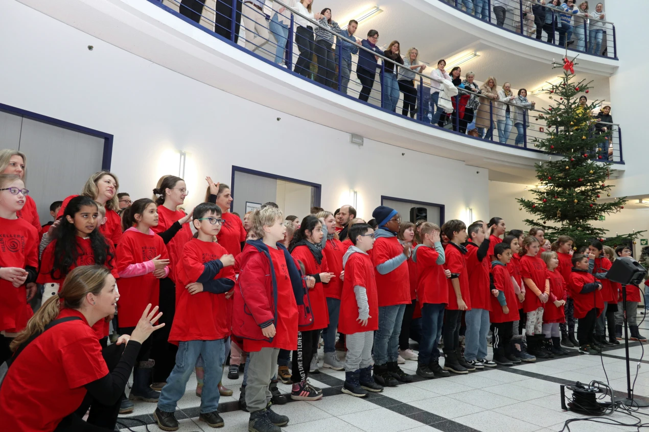 Die Minis und Maxis traten zum mittlerweile 16. Mal im Kreishausfoyer und in neuer Stärke mit insgesamt 93 Schülerinnen und Schülern auf. (Foto: OBK)
