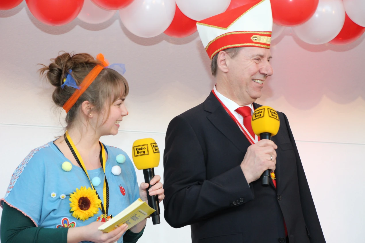 Sabrina Droste (Radio Berg) unterstützte Landrat Jochen Hagt bei der Moderation durch's schmissige Bühnenprogramm. (Foto: OBK)