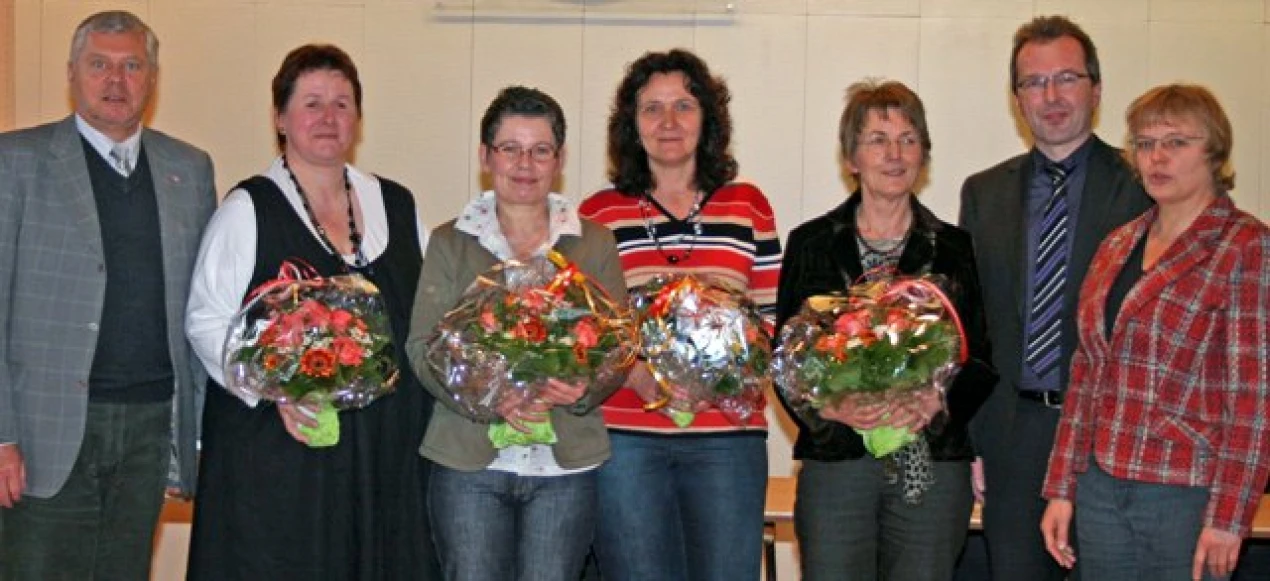 Sozialdezernent Dr. Jorg Nürmberger (l.) sowie Projektstandortpatin Karin Keller und Bürgermeister Rüdiger Gennies (v.r.) wünschen den Standortlotsinnen (v.l.) Heike Prößler, Stephanie  Wogatzke, Rita Pack und Christa Morgenstern viel Erfolg in Reichshof. (Foto: privat) 