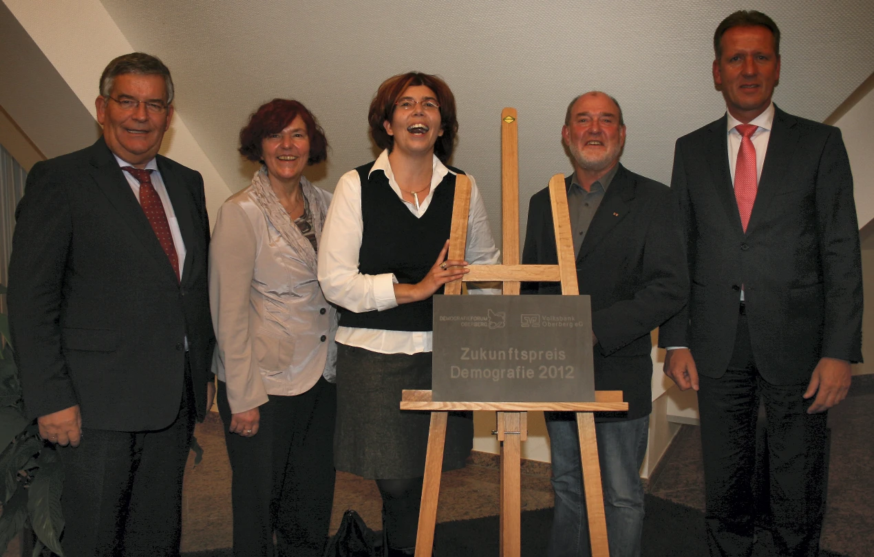 Die Jury war begeistert von den vielen Ideen und Initiativen der Jugendlichen und jungen Erwachsenen (v.l.n.r.): Landrat Hagen Jobi,  Uta Kristina Maul (Redaktionsleiterin der Oberbergischen Volkszeitung), Andrea Schinkowski (Kreisjugendring Oberberg e.V.), Gert Braun (DJK Sportverband e.V.) und Ingo Stockhausen (Vorstandvorsitzender der Volksbank Oberberg eG). (Foto:OBK)  