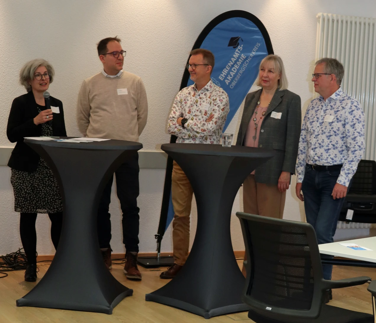 Die Vertreterinnen und Vertreter der Kooperationspartner der Ehrenamts-Akademie Oberberg sind stolz und glücklich über die Entwicklung der Einrichtung als "Kompetenznetzwerk für Ehrenamtliche" (v.l.n.r.): Sylvia Asmussen, Leiterin der Fachstelle für Bürgerschaftliches Engagement und Ehrenamt des Oberbergischen Kreises; Dr. Peter Ley, Programmbereichsleiter der VHS Oberberg; Dr. Bernhard Wunder, Leiter des Katholischen Bildungswerks Oberberg; Maren Berges, Ehrenamtskoordinatorin des Evangelischen Kirchenkreises an der Agger und Thomas Dörmbach, Leiter der Katholischen Familienbildungsstätte Wipperfürth - Haus der Familie in Wipperfürth. (Foto: OBK)    