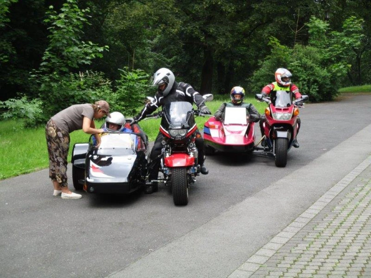 Menschen mit und ohne Behinderung bringt der Treffpunkt Lebensfreude regelmäßig mit vielfältigen Aktionen zusammen. Am 10. Juni 2017 steht eine Ausfahrt mit dem Motorrad auf dem Programm. (Foto: OBK)