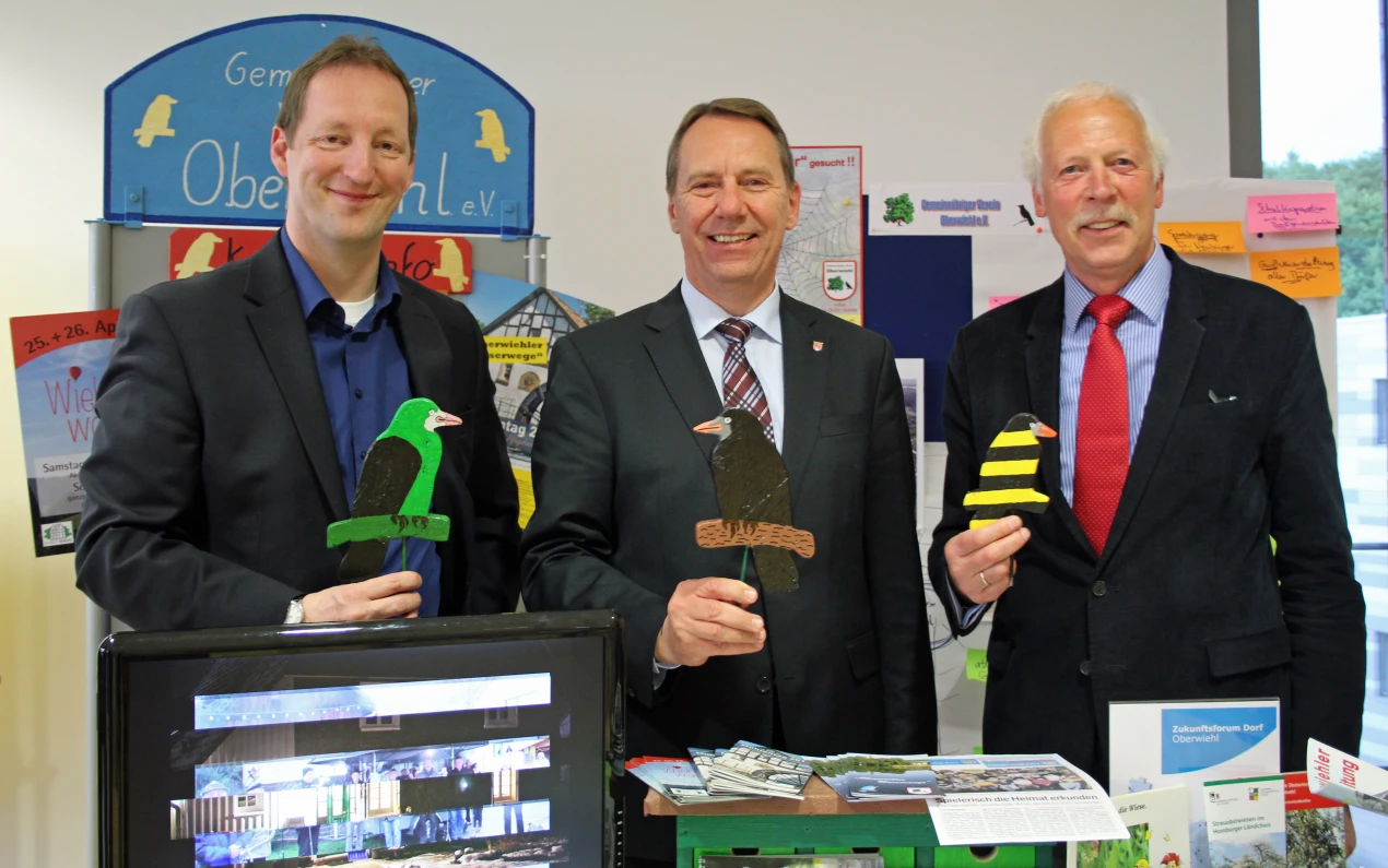 Am Infostand Oberwiehl gab´s "Glückskrähen" für Dr. Frank Bröckling, planinvent Münster; Kreisdirektor Jochen Hagt und Dr. Lutz Wetzlar, Altenberge (Foto:OBK). 
