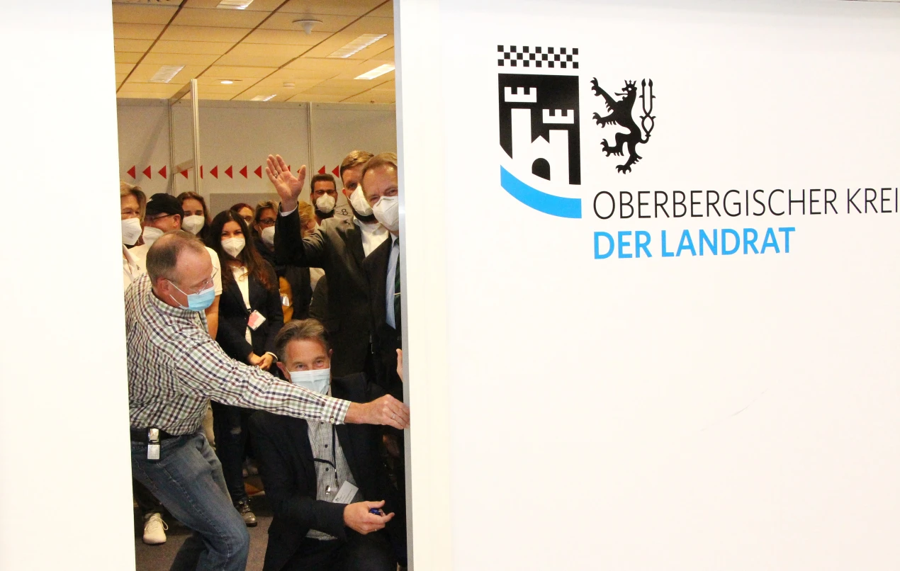Mit vereinten Kräften: (v. l.) Uwe Alefelder (Leiter vom Dienst für die Kreisverwaltung), Ralf Schmallenbach und Felix Ammann (beide Leiter des Impfzentrums) und Landrat Jochen Hagt. (Foto: OBK)