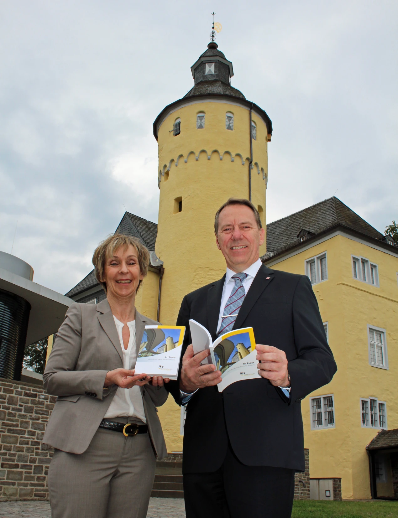 Der neue handliche und unterhaltsame Museumsführer bietet umfassende Information - Geschichte und Geschichten. Dr. Gudrun Sievers-Flägel und Landrat Jochen Hagt präsentierten die druckfrische Ausgabe (Foto: OBK)   