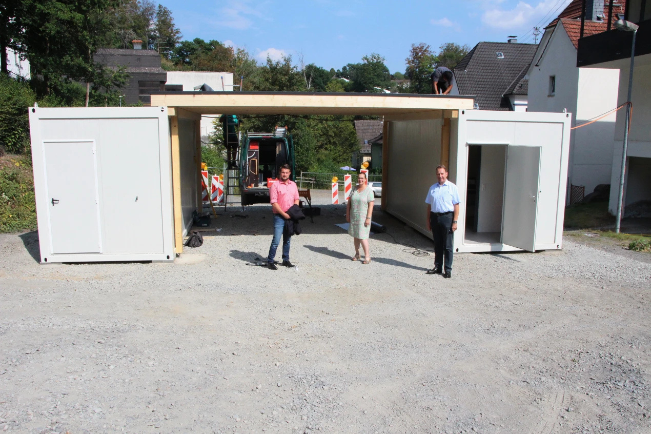 Stephan Höller vom Amt für Immobilienwirtschaft (v.l.), Kaija Elvermann (Leiterin des Gesundheitsamtes) und Landrat Jochen Hagt verschafften sich einen Überblick über die laufenden Vorbereitungen für den "Drive In". (Foto: OBK)