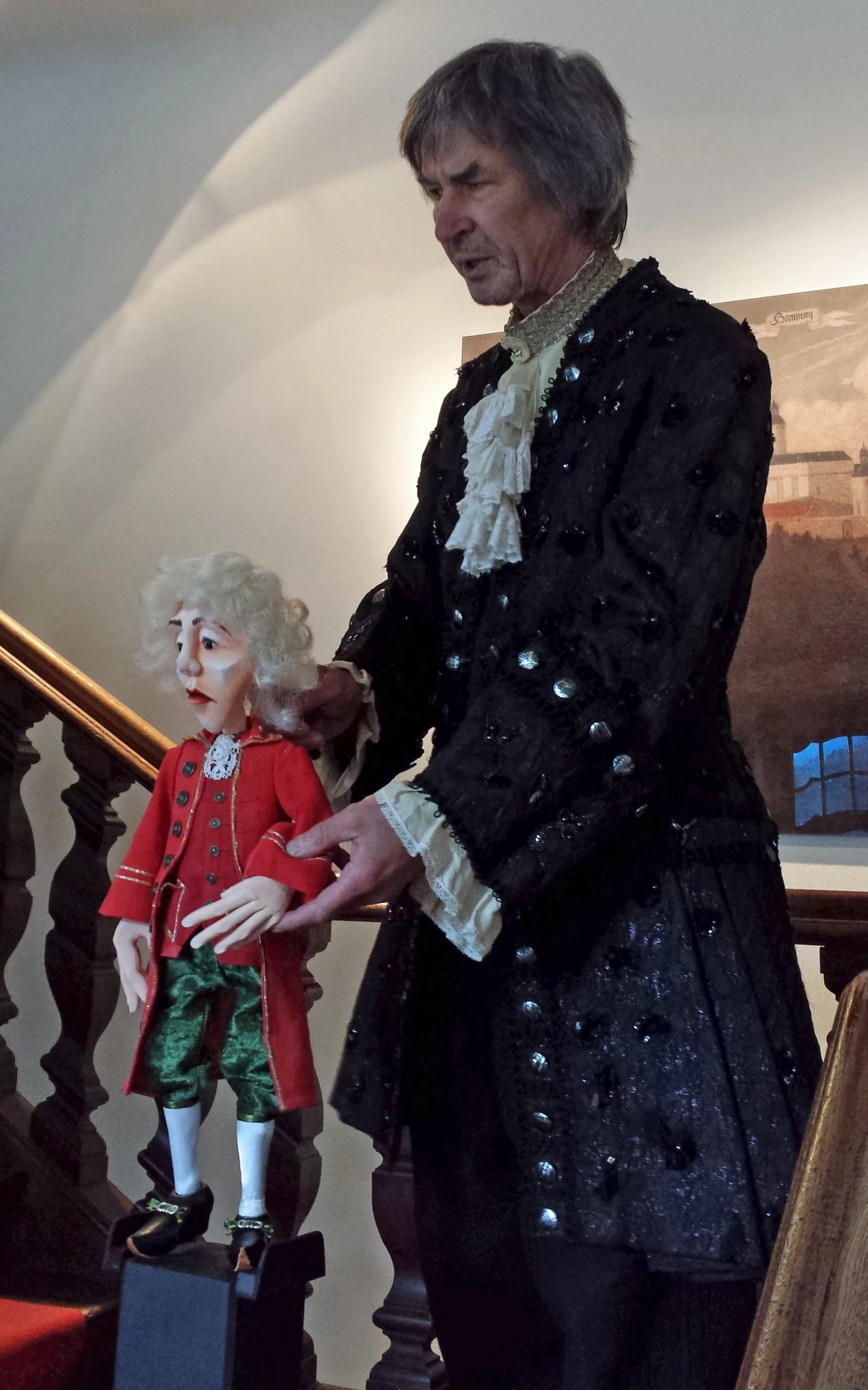 Haushofmeister Johann Georg Milchsack (Dieter Baum) empfängt die jungen Gäste im Schlossmuseum (Foto:Museum und Forum Schloss Homburg).
