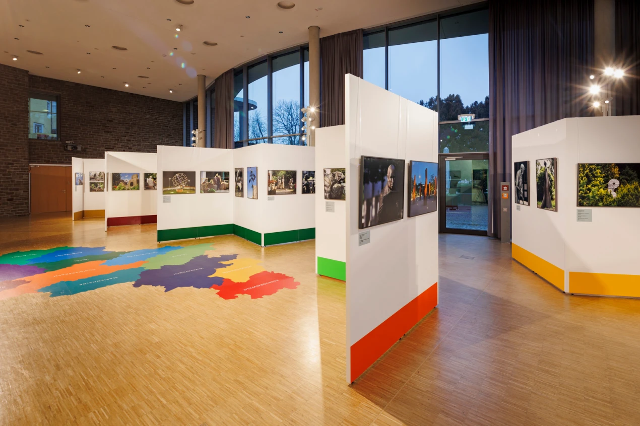 Einblick in die Fotografie-Ausstellung auf Schloss Homburg: Eine ungewöhnliche Kunst-Reise durch alle 13 Städte und Kommunen des Oberbergischen Kreises. (Foto: Museum und Forum Schloss Homburg/Joachim Gies)
