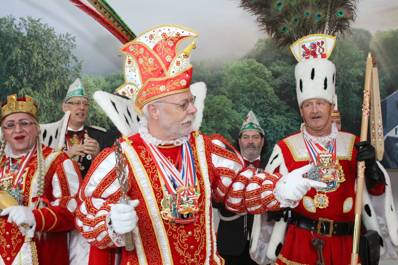Die KG Närrische Oberberger Engelskirchen feiert in diesem Jahr 125-jähriges Bestehen - mit ihrem sangesfreudigen Dreigestirn Prinz Günther II., Bauer Armin und Jungfrau Rosi.  (Foto: OBK)