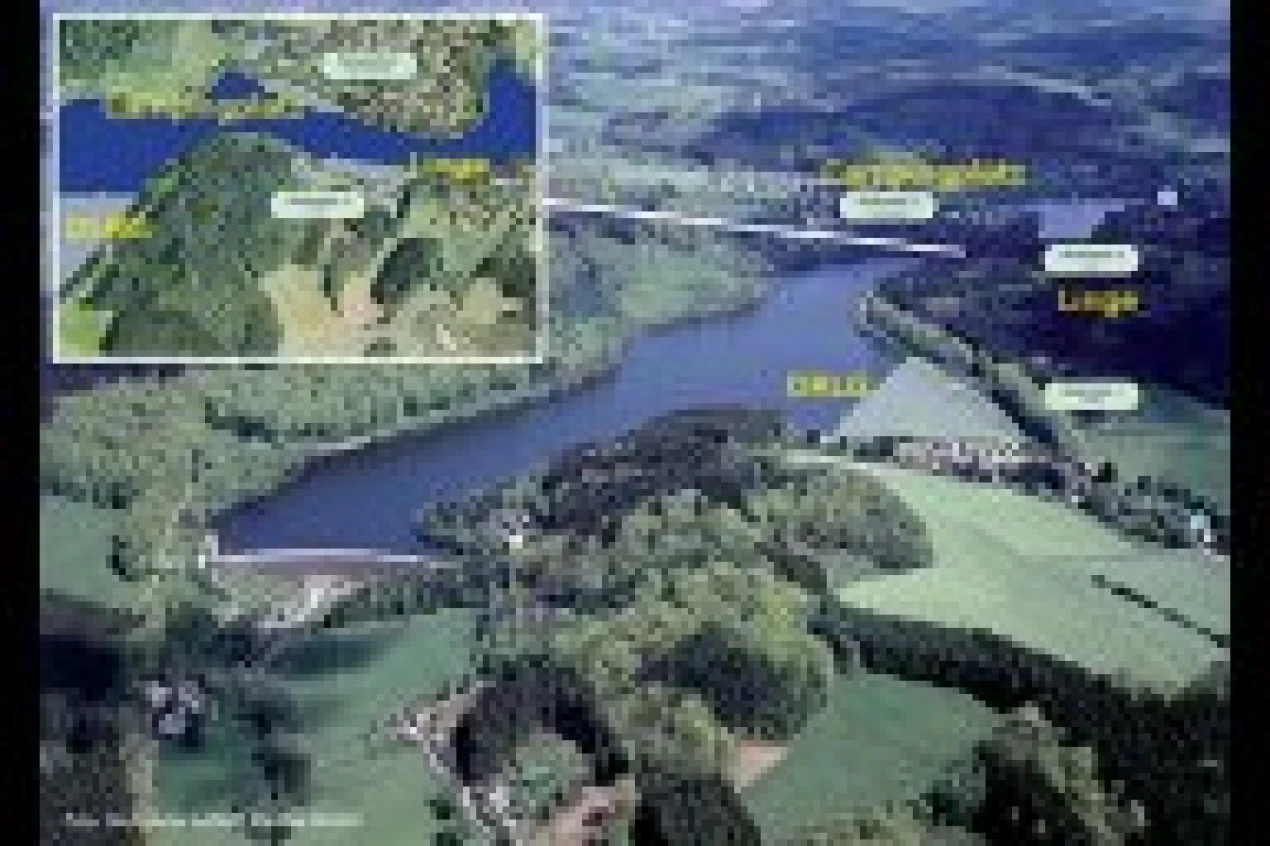 Luftbild der Lingesetalsperre mit den gekennzeichneten Badestellen