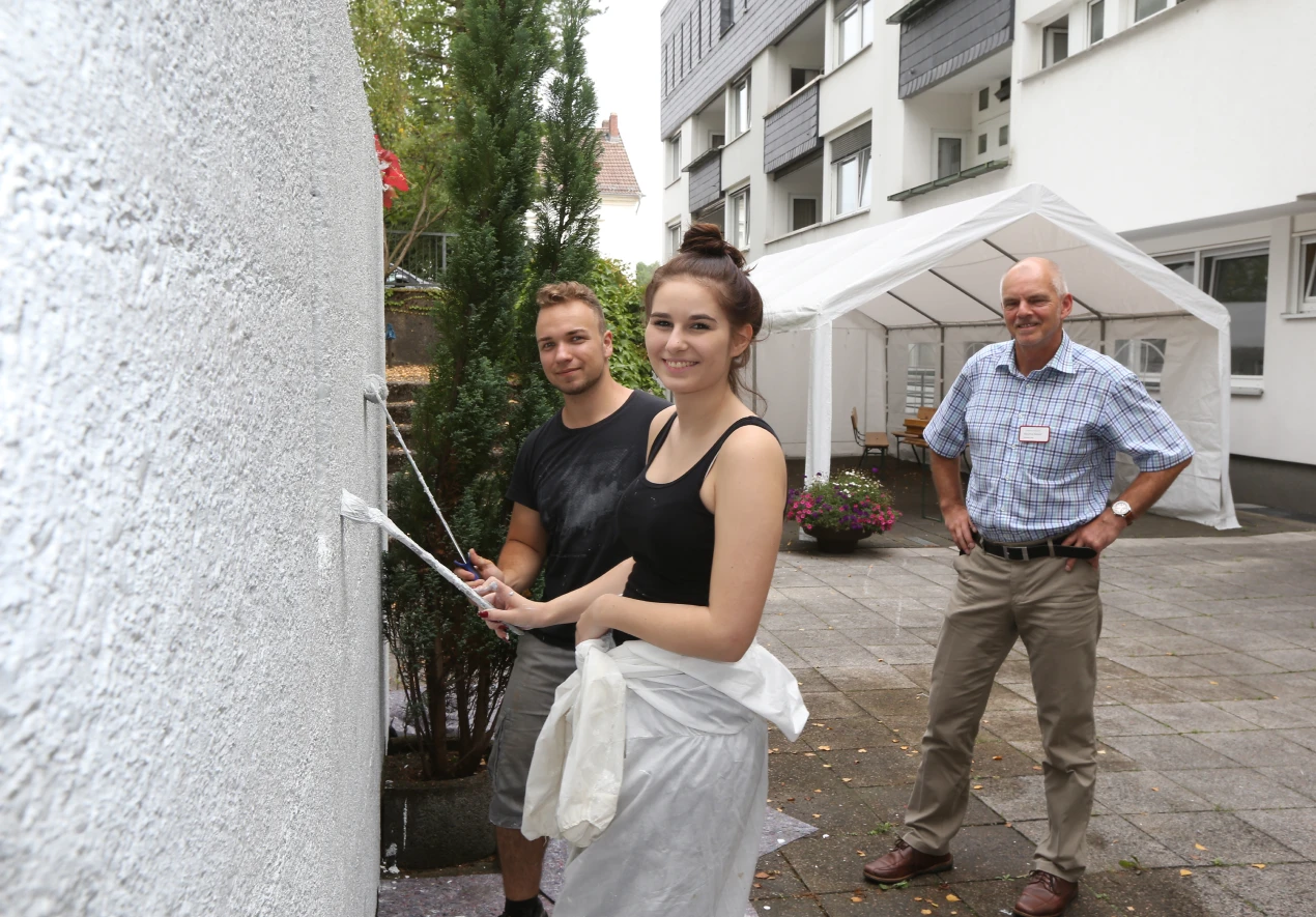 Julian Medgenberg und Julia Schnabel gestalten den Aussenbereich im Altenheim St. Elisabethi n Gummersbach neu. 
