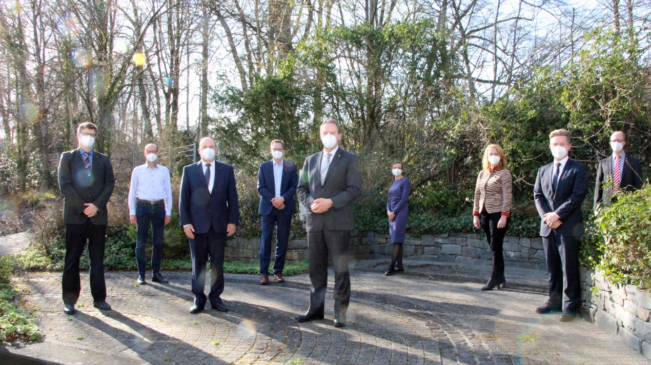 Gründungsversammlung Förderverein „investMINT Oberberg e.V.“ (v.l.n.r.): Florian Schmitz, Scemtec; Wolfgang Cieplik, Unitechnik; Dr. Gert Riemenschneider; Andreas Stamm, dhpg; Landrat Jochen Hagt und (h.) Kerstin v. Scheidt, Bildungsbüro des Oberbergischen Kreises; Monika Lichtinghagen-Wirths, BAV; Achim Kotz, BPW; Christian Schlößer , GC heat (Foto:OBK)
