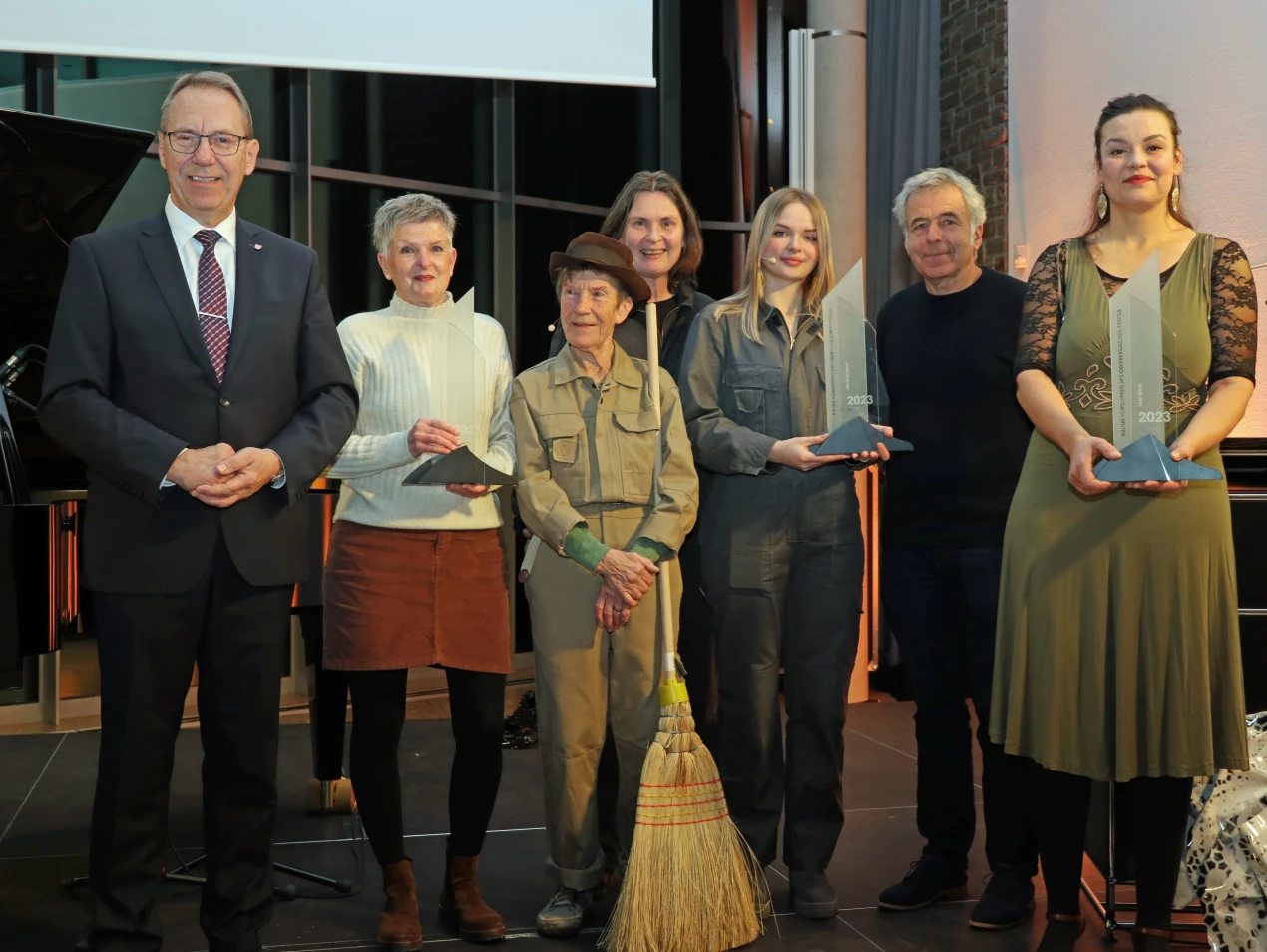 Landrat Jochen Hagt (l.) würdigte die drei Erstplatzierten des diesjährigen Kultur-Förderpreises (v. l.): Bildhauerin Ute Hölscher, Bergneustadt; das Open-Air- Theaterprojekt "Wir sind Faust!" (Künstlervernetzung LandBlattGold in Zusammenarbeit mit EngelsArt - Oberbergischer und Rheinisch-Bergischer Kreis - mit Clownin Kristin Kunze und den Schauspielerinnen Heike Bänsch, Lea Wagener und dem freischaffenden Künstler Michael Wittassek) sowie Preisträgerin Lai Genc, Jazz-Pianistin aus Lindlar. (Foto: OBK)