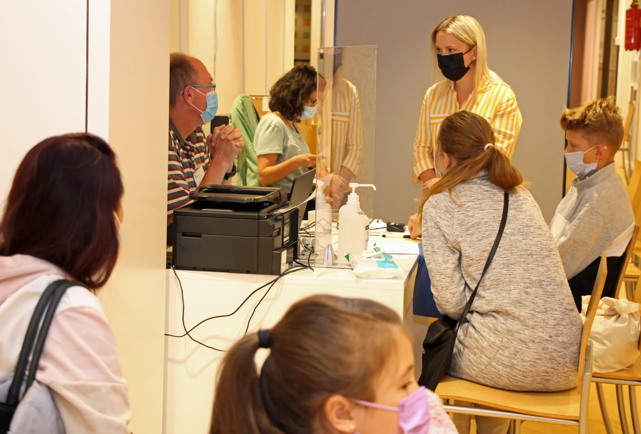 In der zentralen Anlaufstelle zur Registrierung der geflüchteten Menschen erfolgt auch die Erstuntersuchung für schulpflichtige Kinder und Jugendliche (Foto: OBK)   