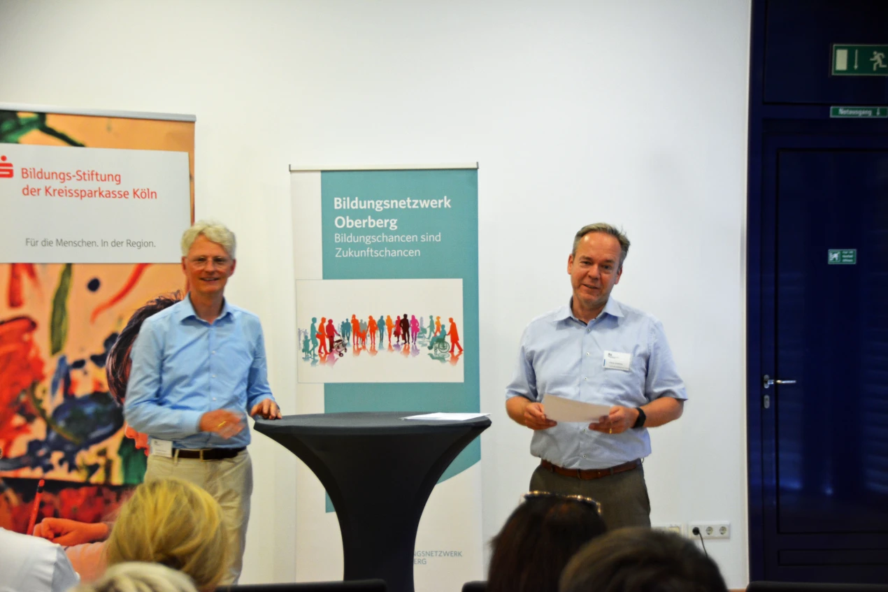 Christian Brand (links), Geschäftsführer der Bildungs-Stiftung der Kreissparkasse Köln und Klaus Grootens (rechts), Landrat des Oberbergischen Kreises, überreichten gemeinsam die Zertifikate an die engagierten Kitaleitungen. (Foto: OBK)