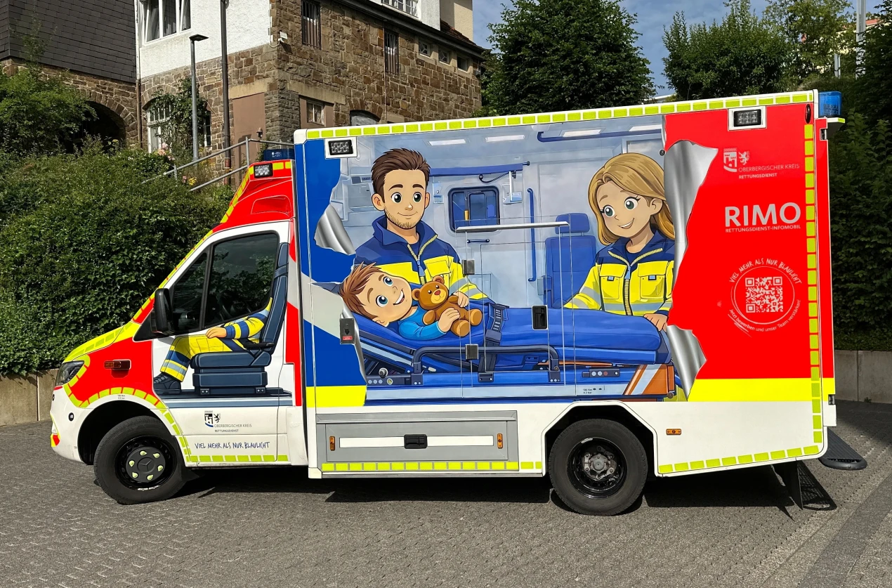 Das Rettungsdienst Infomobil RIMO des Oberbergischen Kreises dient der Öffentlichkeitsarbeit und informiert die Bevölkerung über Erste Hilfe, Notrufverfahren und wichtige Verhaltensweisen in Notfallsituationen. Es wird bei Veranstaltungen eingesetzt, um das Bewusstsein für Sicherheit und Gesundheit zu fördern und auch um Nachwuchskräfte im Rettungsdienst zu gewinnen. (Foto: OBK)