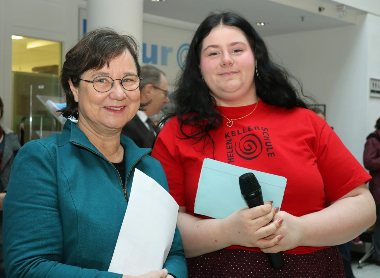 Schülersprecherin Lea Krahforst moderierte durch das musikalische Programm, unterstützt von Schulleiterin Lydia Follmann. (Foto: OBK)    