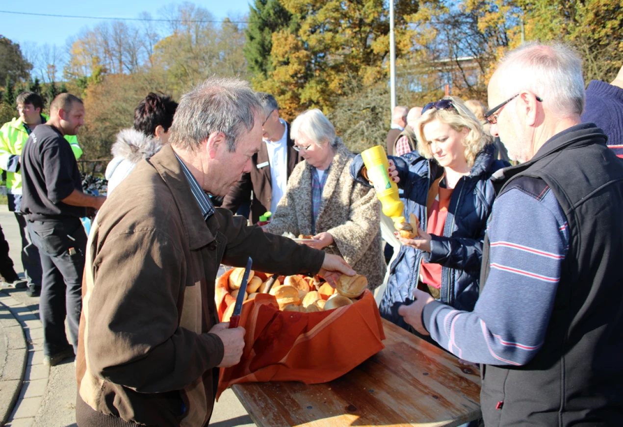 Die Anwohner nutzten die Eröffnung der K 52 als Gelgegenheit für ein kleines Straßenfest. (Foto: OBK)
