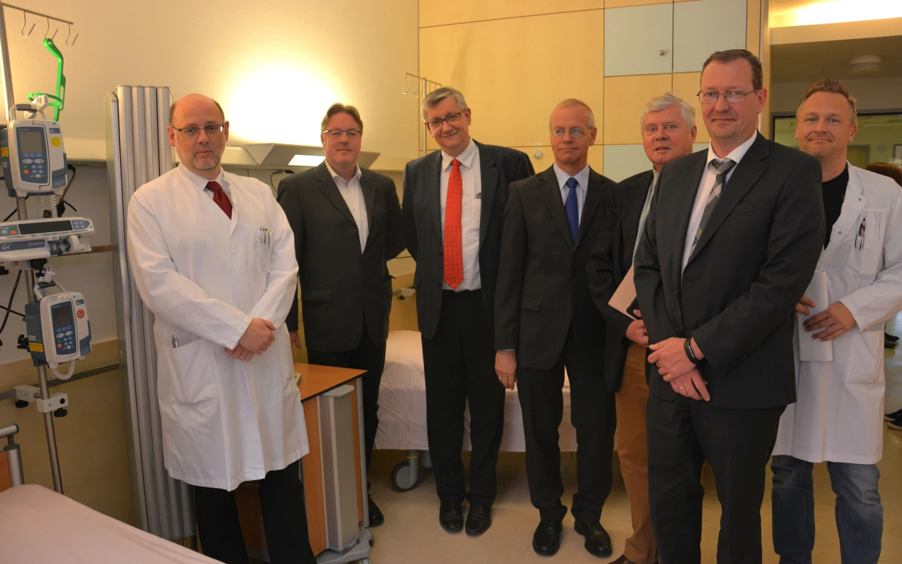 Schlaganfall-Initiative Oberberg (v.l.n.r.): Prof. Dr. Franz Blaes (Chefarzt Neurologie Kreiskrankenhaus Gummersbach), Dr. Ralf Mühlenhaus (Leiter des Rettungsdienstes Oberbergischer Kreis), Dr. Markus Ebke (Chefarzt Neurologie Dr.-Becker-Rhein-Sieg-Klinik), Dr. Gunnar Heymer (Betriebsarzt BPW Bergische Achsen KG), Dr. Jorg Nürmberger (Sozialdezernent Oberbergischer Kreis), Andreas Hüpper (AOK Fachserviceleiter Medizinische Versorgung) und Dr. Frank Lott (Leitender Oberarzt Neurologie Kreiskrankenhaus Gummersbach) beim Besuch auf der Stroke-Unit des Kreiskrankenhauses Gummersbach. (Bild: Klinikum Oberberg)