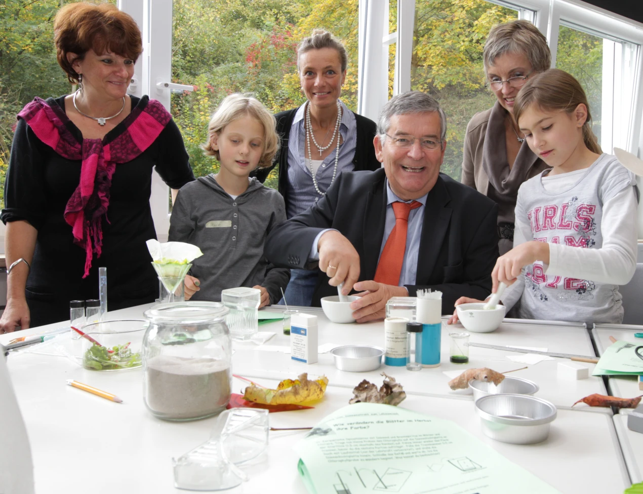 Landrat Hagen Jobi ließ sich von Schülern des Wüllenweber-Gymnasiums in Bergneustadt Experimente erklären(Foto:OBK) 