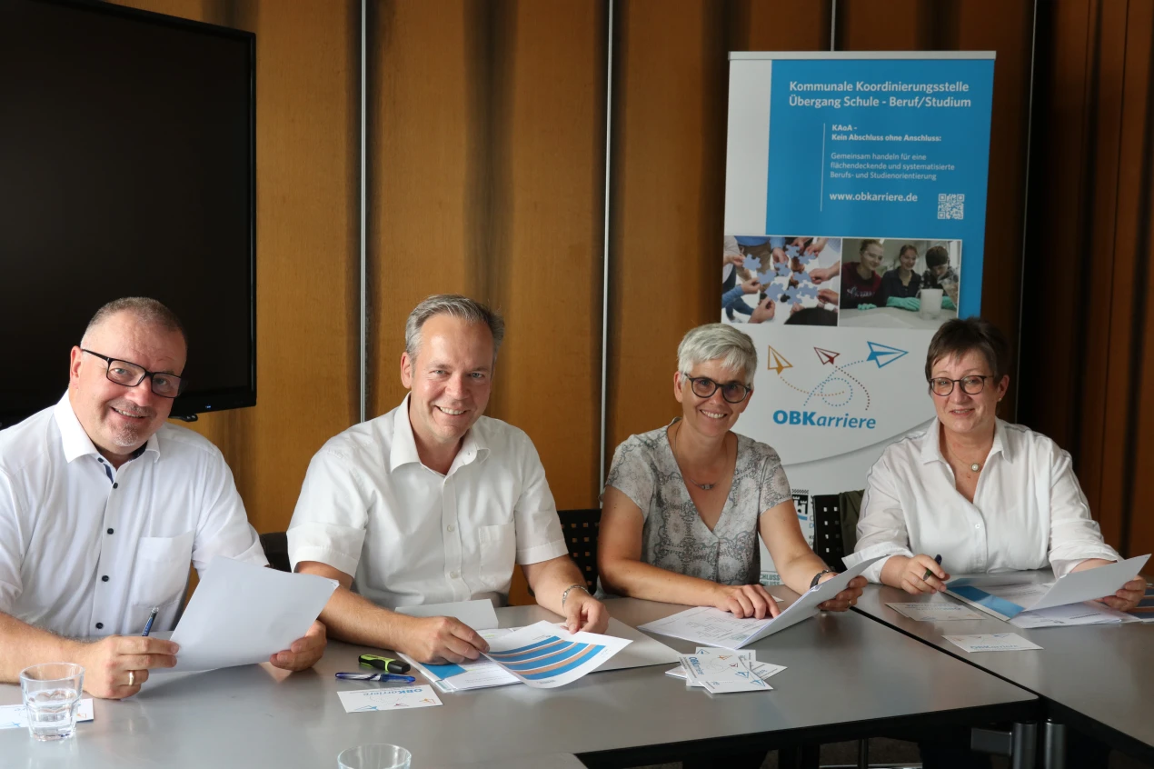 Partnerschaftliches Engagement für den gelungenen Übergang von Schule in Ausbildung und/oder Studium, auch bei der Organisation der OBKarriere: (v.l.) Michael Sallmann, Stellvertretender Vorsitzender der Ausbildungsinitiative Oberberg (AIO) und Leiter der Geschäftsstelle Oberberg der Industrie- und Handelskammer zu Köln; Kreisdirektor Klaus Grootens; Prof. Dr. Susanne Lake, Stellvertretende Dekanin der TH Köln - Campus Gummersbach und Claudia Fuchs, Leiterin der Kommunalen KoordinierungsstelleÜbergang Schule - Beruf/Studium des Oberbergischen Kreises. (Foto: OBK)