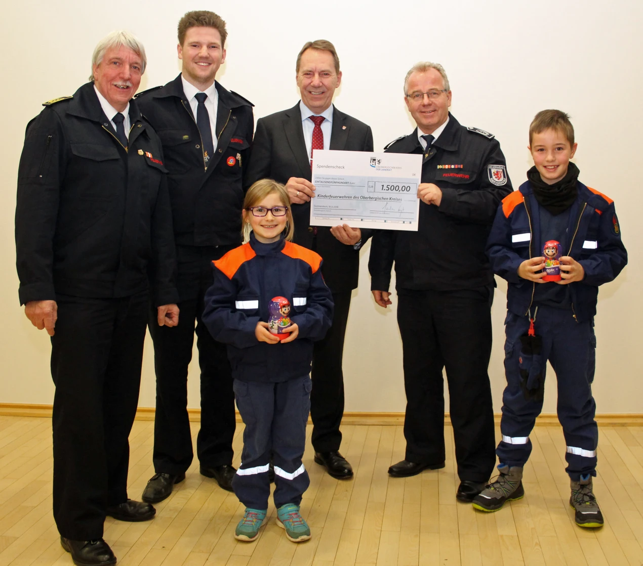 Über 1.500 Euro freut sich auch die Kinderfeuerwehr Radevormwald (v.l.n.r.): Kreisbrandmeister Wilfried Fischer; Jonas Stracke, Leiter der Kinderfeuerwehr Rade; Landrat Jochen Hagt; Dietmar Hasenberg, Leiter der Feuerwehr Radevormwald und die Mitglieder der Kinderfeuerwehr Rade Nora Höller und Manuel Braun. (Foto: OBK) 