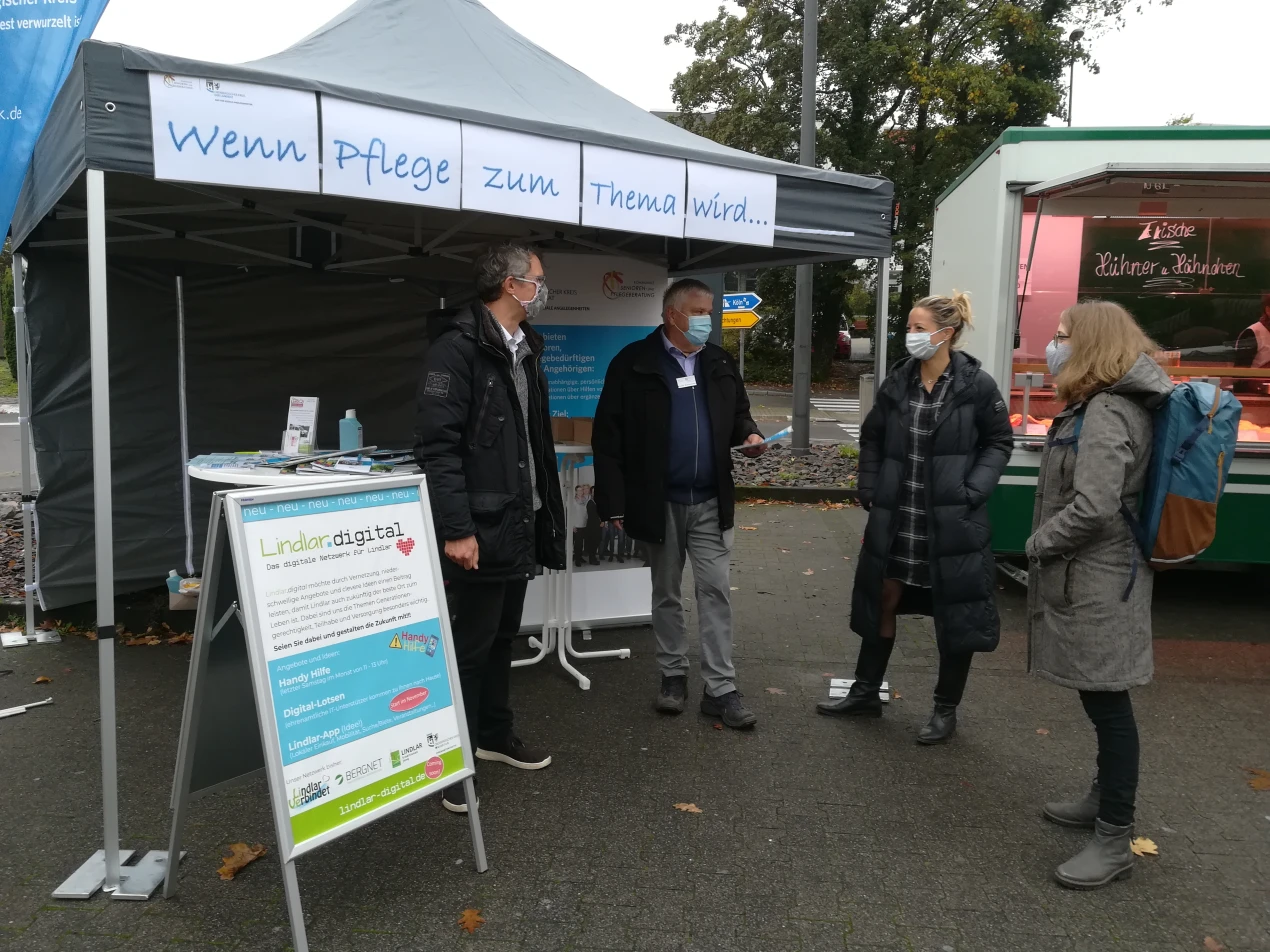 Rainer Drevermann, 2. v.l., Senioren- und Pflegeberater Lindlar, im Gespräch mit Kai Zander vom Verein Lindlar verbindet und Dr. Alexia Zurkuheln und Bettina Meenen vom EU-Projekt SHAPES. (Foto: OBK)