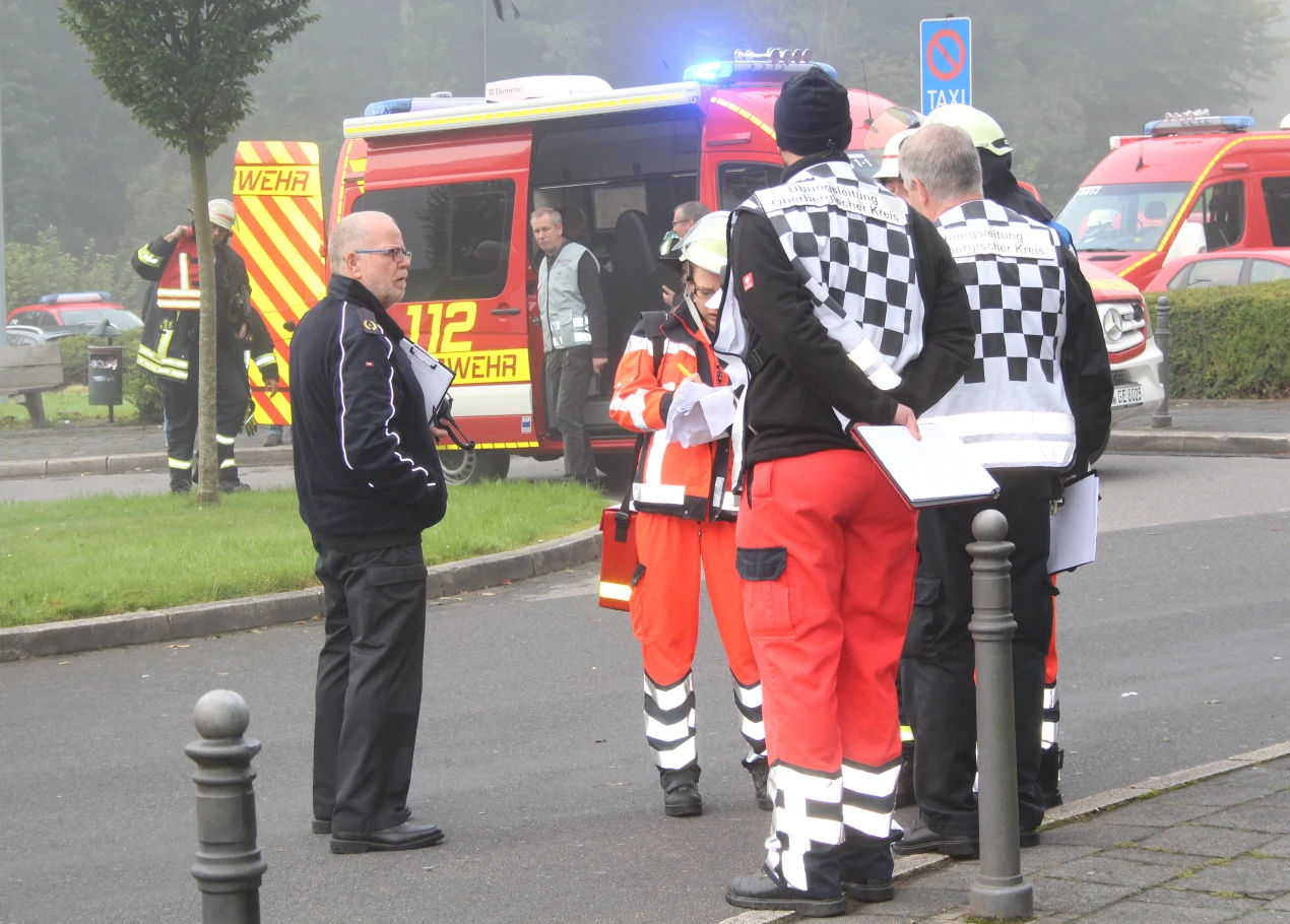 Kreisbrandmeister Frank-Peter Twilling (l.) nahm im Rahmen seiner Aufsichtstätigkeit an der Übung teil. (Foto: OBK)