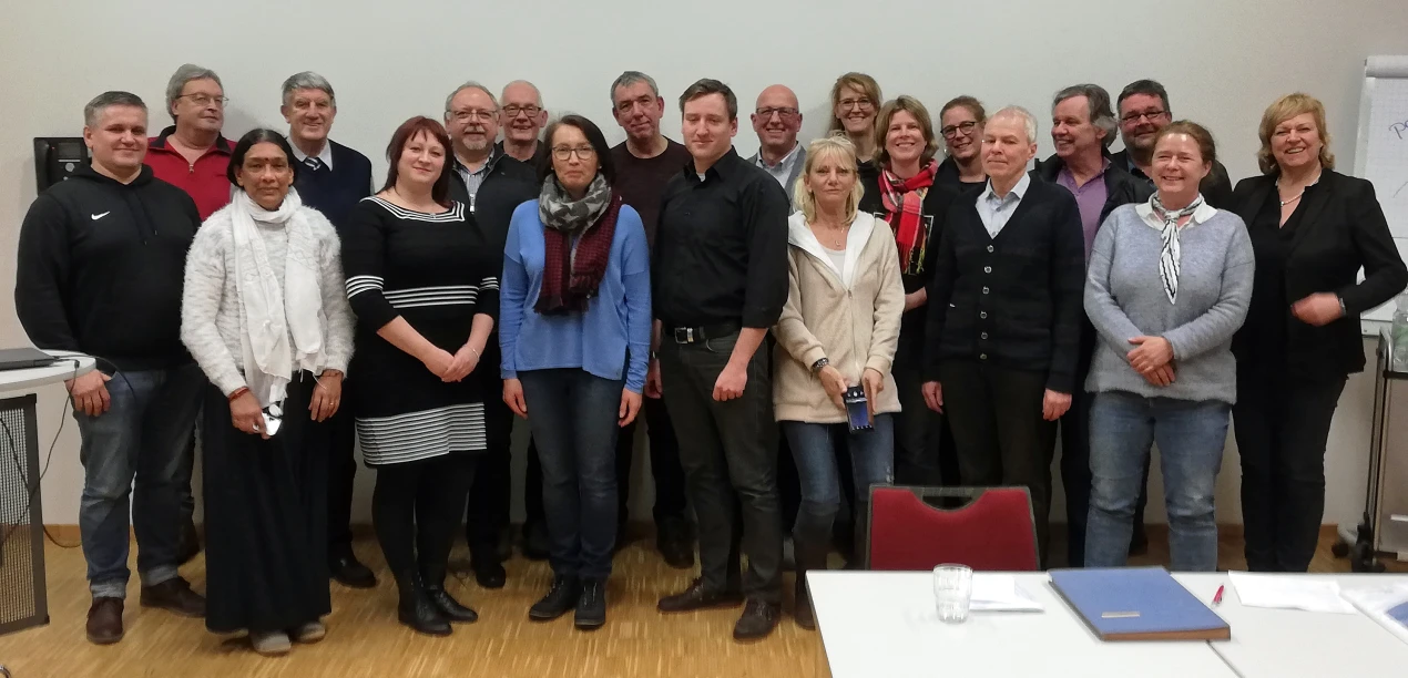 Die erfolgreichen Teilnehmerinnen und Teilnehmer des Basiskurs Betreuungsarbeit Anfang des Monats mit Dozenten und Dr. Ursula Kriesten, Leiterin der AGewiS.
(Foto: OBK)