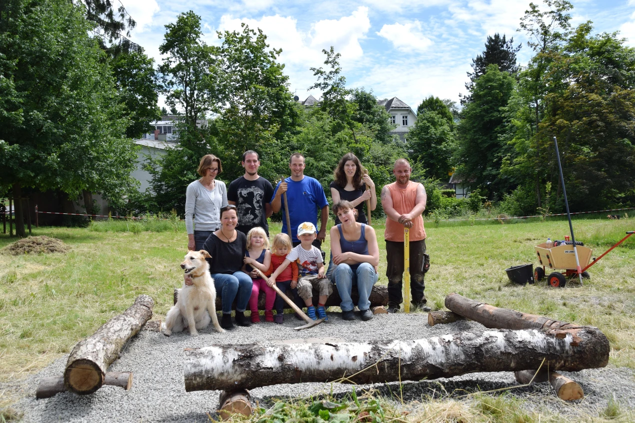 Das Elternprojekt der Marie-Juchacz-Kindertagesstätte der AWO baute den Grillplatz. (Foto: OBK/Astrid Marcinkowski)